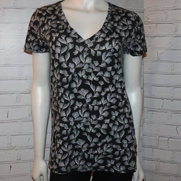 🌿⚫🤍 Leaf Print V-Neck Tee · Merona · Size L - Picture 1 of 5